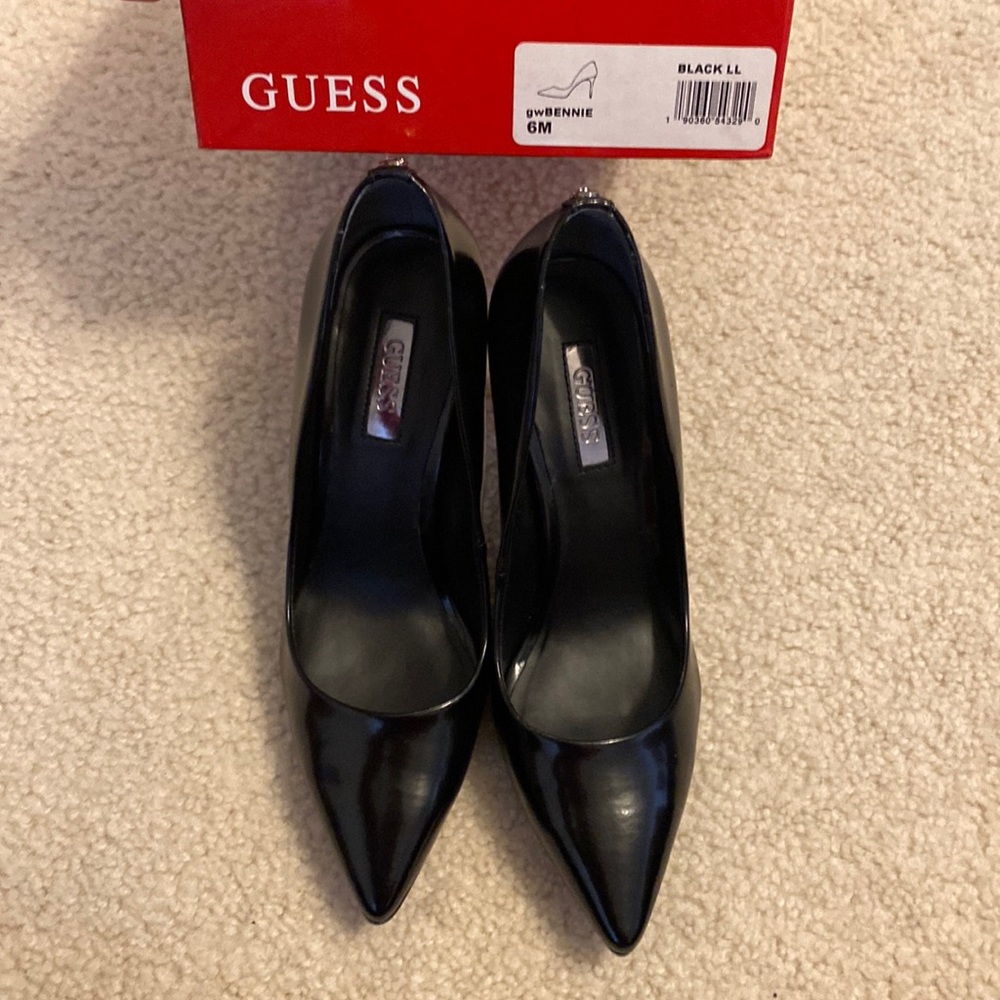 Guess “bennie” pumps